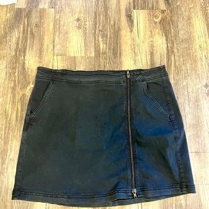 American Eagle. Black skirt. Side zipper. Great condition.